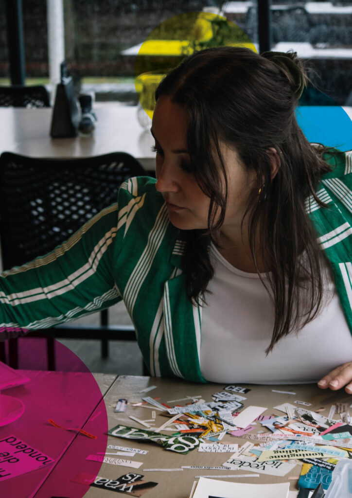 Marleen Sindram in beeld (aan het werk met tekstknipsels). Foto: Hashtagk